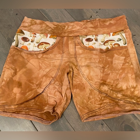 VIRAGOESDUDS. L Mushie & orange shorts <3 - Picture 3 of 6